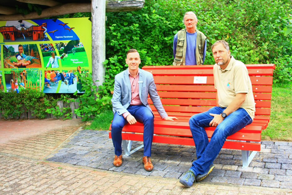 Rote Bänke für Vorpommern: Erste Bank im Vogelpark Marlow übergeben