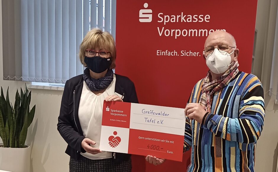 Sparkasse übergibt Spenden an Tafeln in Vorpommern