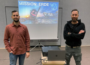 AWT-Lehrer Thomas Riemer (links) hat das Projekt mit Robert Marc Lehmann an der Caspar-David-Friedrich Regionalschule in Greifswald begleitet.